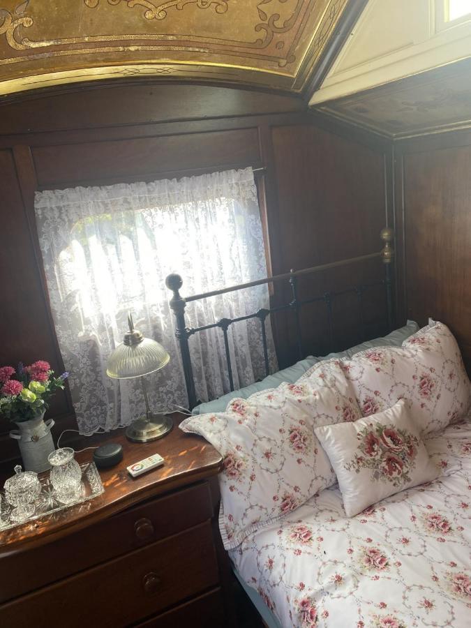 Vintage Showman'S Wagon For Two Close To Beach Plymouth Exterior foto